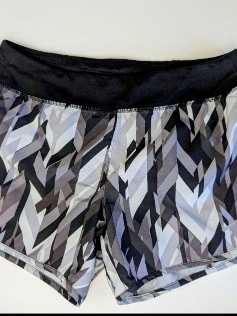 Nike Dri-FIT Elevate Women's Running Shorts Size L Large Geometric Chevron 30"
